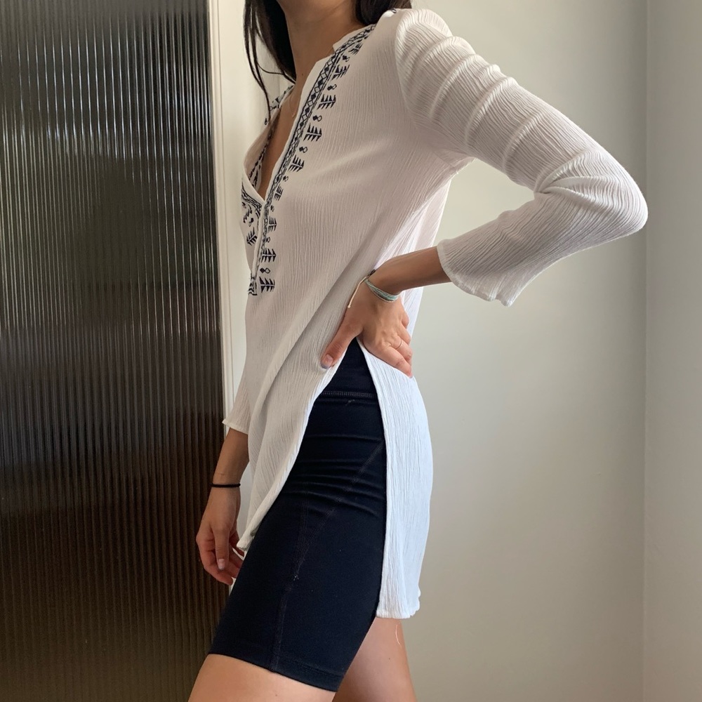 Lush white tunic with blue stitching